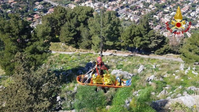 Escursione in bici rischia di finire in tragedia, 19enne cade in una scarpata: VIDEO e FOTO del salvataggio