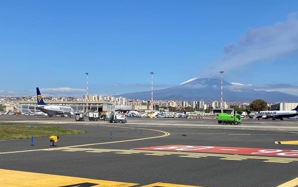 Etna e cenere vulcanica, all’aeroporto di Catania il progetto Aeromat per prevenire il disagio