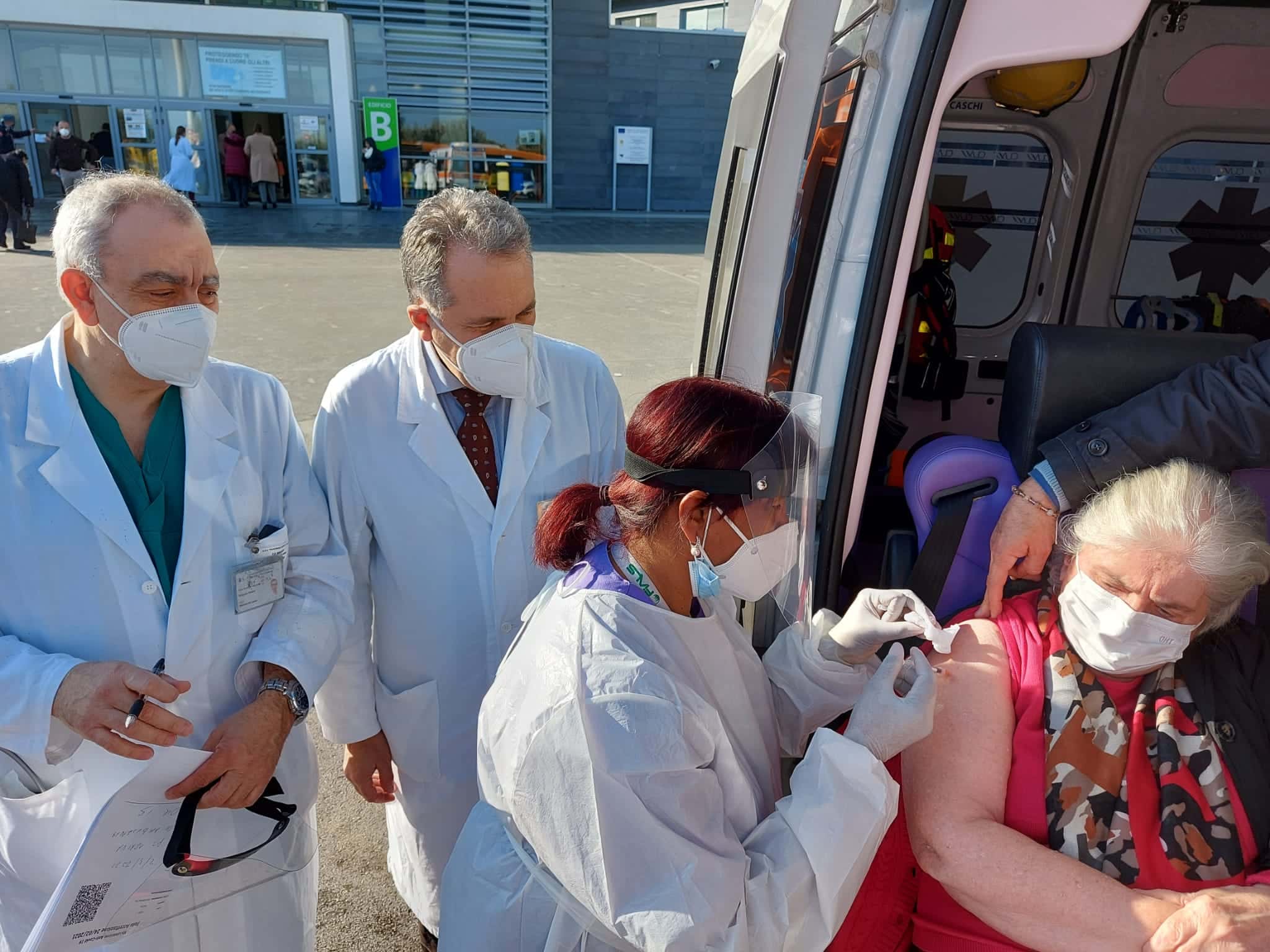 Ospedale San Marco di Catania, la signora Nada vaccinata a 97 anni in ambulanza
