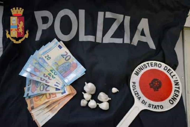 Beccato in piazza San Giovanni con 7 involucri di cocaina e soldi contanti: arrestato per spaccio 40enne