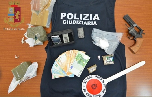 Droga, denaro e un revolver a salve nell’abitazione: arrestato un 27enne di Ispica