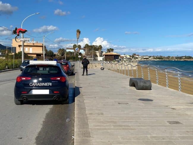 Benzina in mano, Vincenzo Caruso dà alle fiamme un’auto e un negozio: inseguimento in via Garibaldi