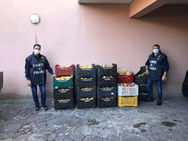 Fruttivendolo abusivo e con Reddito di Cittadinanza: sanzioni e sequestro di merce
