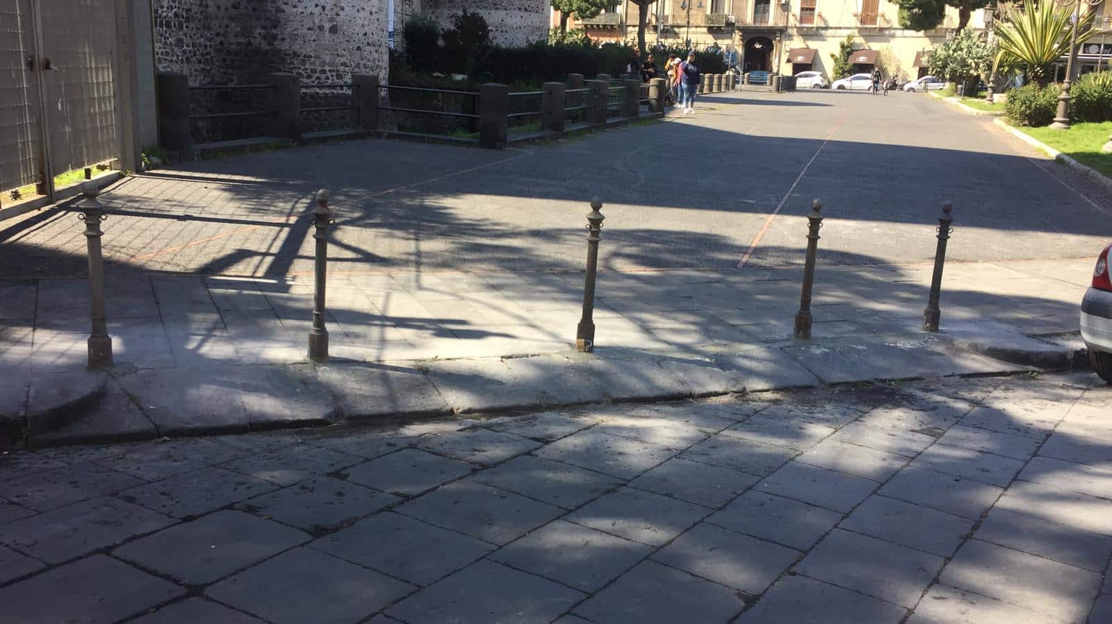 Catania, installati dissuasori per evitare l’accesso veicolare e la sosta “selvaggia” al Castello Ursino