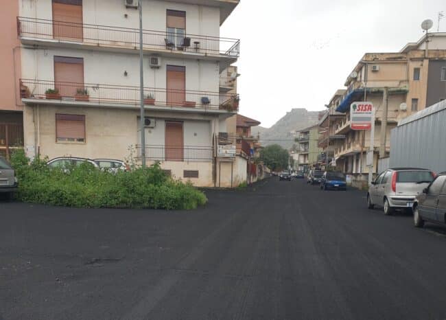 Cenere dell’Etna, zona “nera” nel Catanese: scuole chiuse e divieto di circolazione per mezzi a 2 ruote, l’ordinanza di Calatabiano