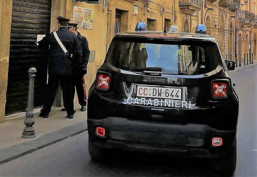 Controlli carabinieri a Caltagirone, chiuso un bar: gente senza mascherina e assembrata