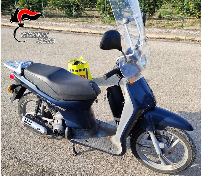 Sorpreso nel Catanese a bordo di uno scooter rubato senza targa: denunciato 42enne