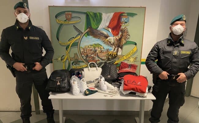 Borse, maglie e scarpe contraffatte in vendita in pieno centro: venditore ambulante tradito da imperfezioni