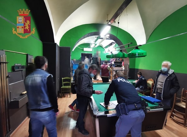 Catania, giochi proibiti e d’azzardo in un locale di via Plebiscito: decine di denunce e sanzioni – Le FOTO