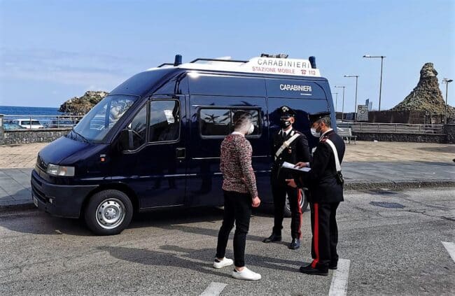 Controlli nel fine settimana nel Catanese, numerose sanzioni alle persone senza mascherina: chiuso un centro ricreativo