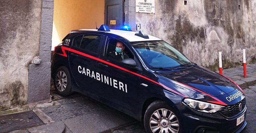 Catania, ruba sigarette e scappa in piazza Duomo: trovato nascosto dietro la Carrozza del Senato