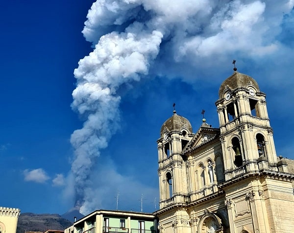 Etna, tremore vulcanico su valori medio bassi: il comunicato dell’Ingv
