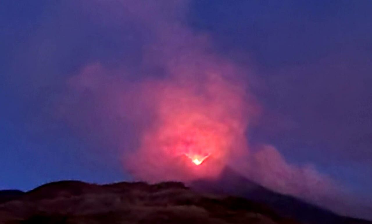 Etna, eruzione in corso: boati intensi risvegliano i cittadini. Il bollettino Ingv e le FOTO