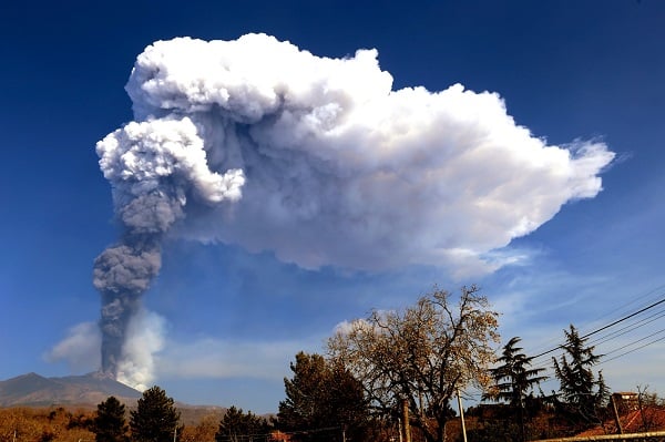Etna in eruzione, fontana di lava e boati nel Catanese: il bollettino INGV e le FOTO