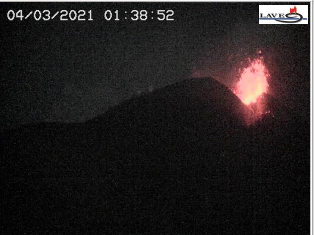 Etna in eruzione: notte di monitoraggio dell’INGV tra cenere, esplosioni  e fontana di lava