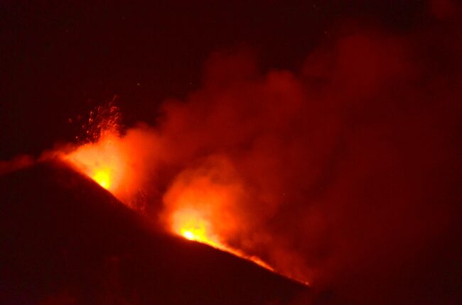 Eruzione Etna, ancora un parossismo nella notte: lapilli su Mascali, “Tremano le finestre”