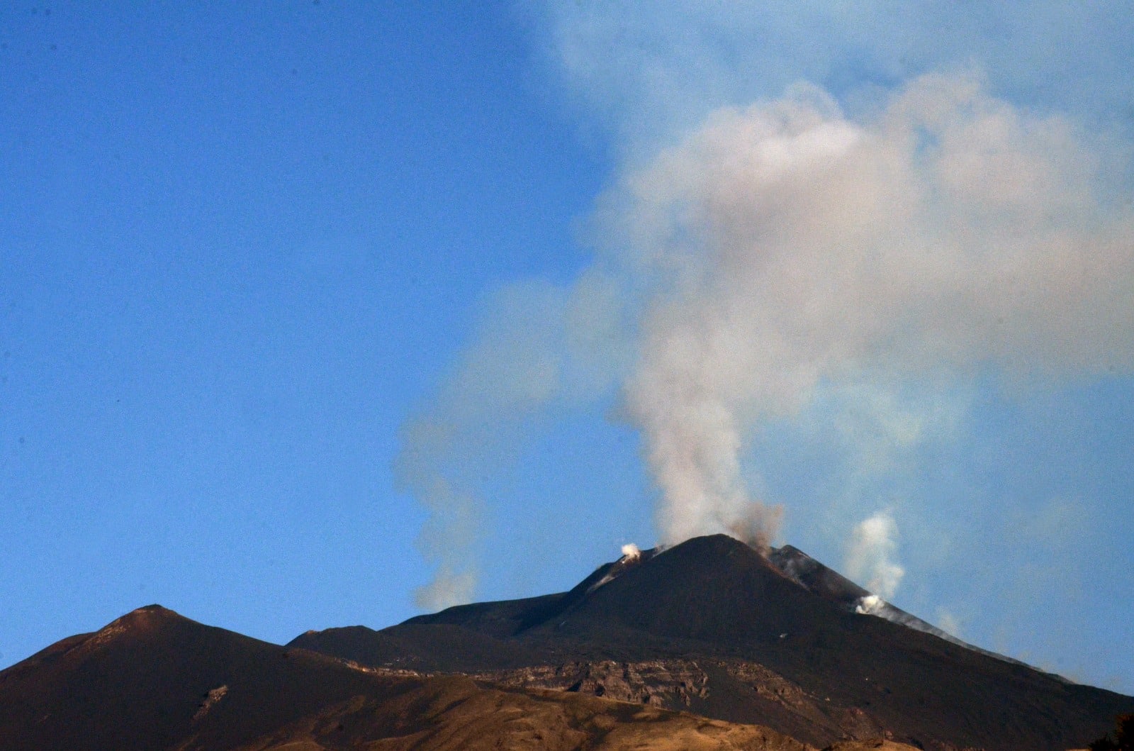 Etna, nuovo aggiornamento dall’INGV: diminuita attività stromboliana, debole emissione di cenere