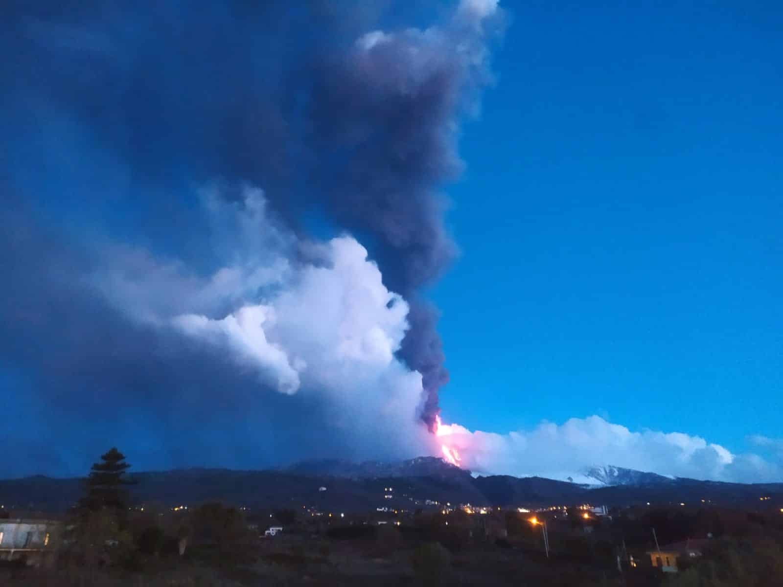 Etna, 14° eruzione in piena notte: forti boati, cenere e lava. Le parole degli esperti Ingv – FOTO e VIDEO