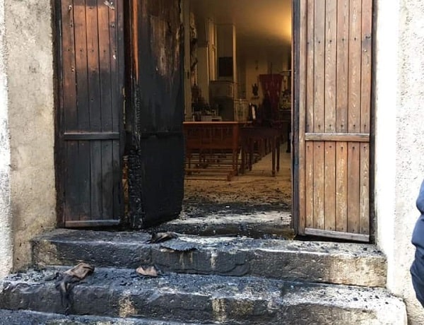 Incendio doloso nella chiesa di Sant’Agostino durante la ricorrenza. Il sindaco: “Gesto vile”