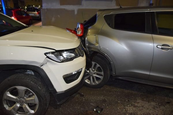 Incidente a Messina, scontro tra due auto coinvolge anche due mezzi in sosta: ferita una donna