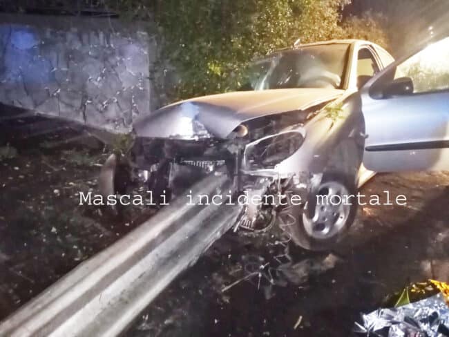 Terribile incidente nel Catanese. Auto fuori strada, guardrail trafigge Peugeot: giovane muore sul colpo