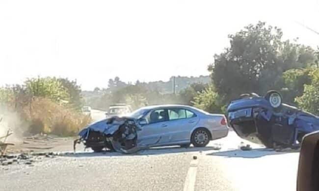 Incidente mortale, violentissimo scontro tra 3 auto: diversi i feriti, un deceduto. Strada chiusa