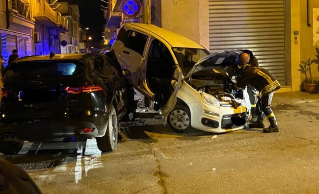 Incidente “spettacolare” in via Palermo, Panda sul tettuccio di una Jaguar: 6 feriti, bimba perde i dentini – Le FOTO