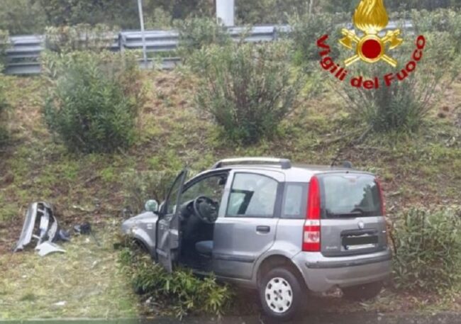Incidente sulla A20, donna “sbanda” e si schianta con l’auto