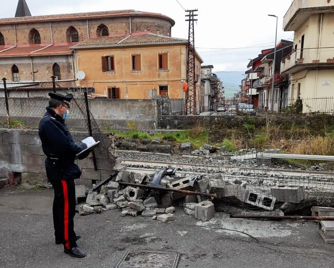 Ubriaco si schianta in auto contro il muretto della Circumetnea: denunciato 24enne