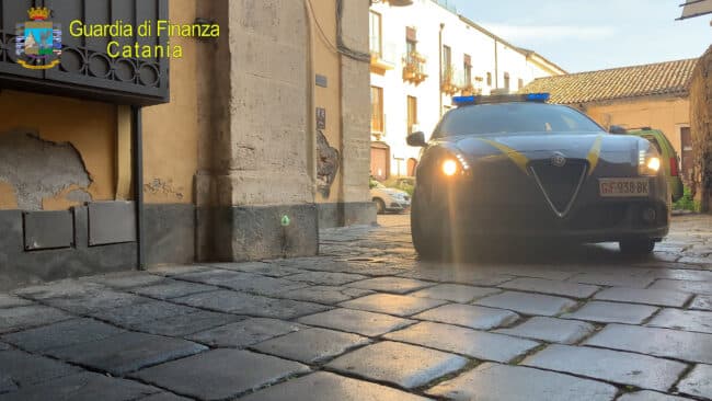 Operazione “Sipario”, le mani del clan Cappello-Carateddi sugli artisti catanesi: 22 arresti, 34 indagati