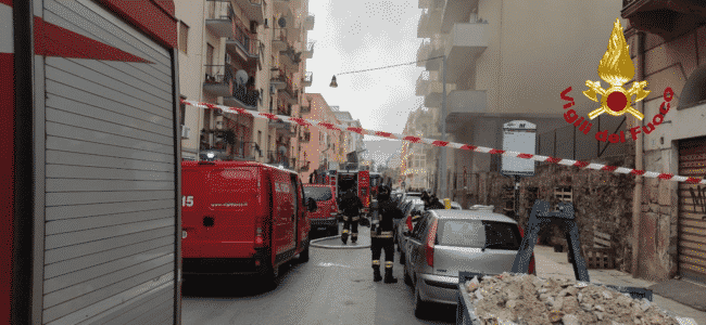 Incendio in una carrozzeria di via Nino Bixio: le FOTO e il VIDEO dell’intervento dei vigili del fuoco