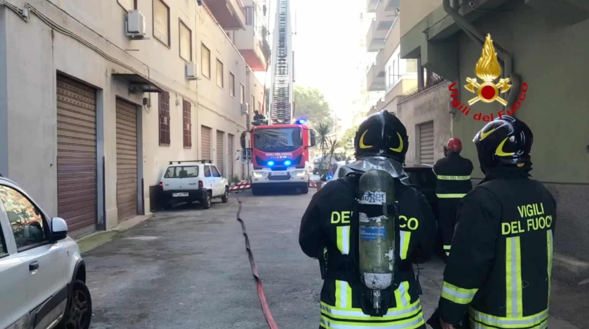 Palermo, condominio in fiamme in via Generale Arimondi: le FOTO e il VIDEO dell’intervento