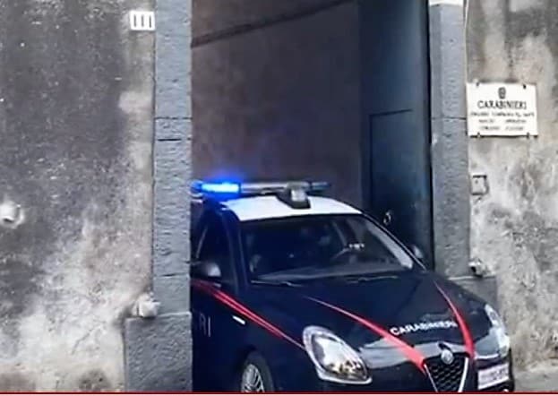 Catania, aggredisce la moglie e la figlia che interviene in soccorso della madre: arrestato