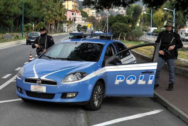 Niente mascherine, musica e balli, violato il divieto di assembramento: chiuso un locale
