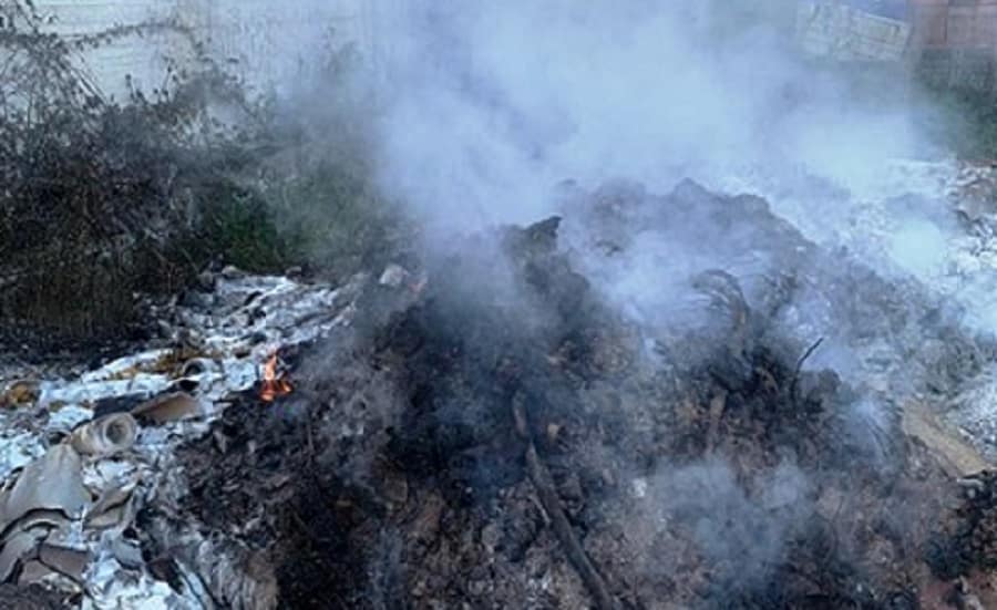Azienda del Catanese bruciava rifiuti pericolosi in mezzo al centro abitato: denunciato amministratore