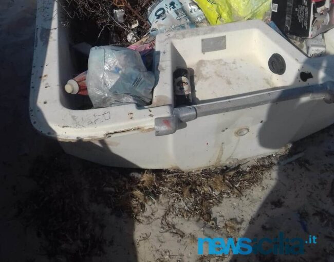Palermo, rifiuti edili abbandonati sulla spiaggia di Barcarello – Le FOTO