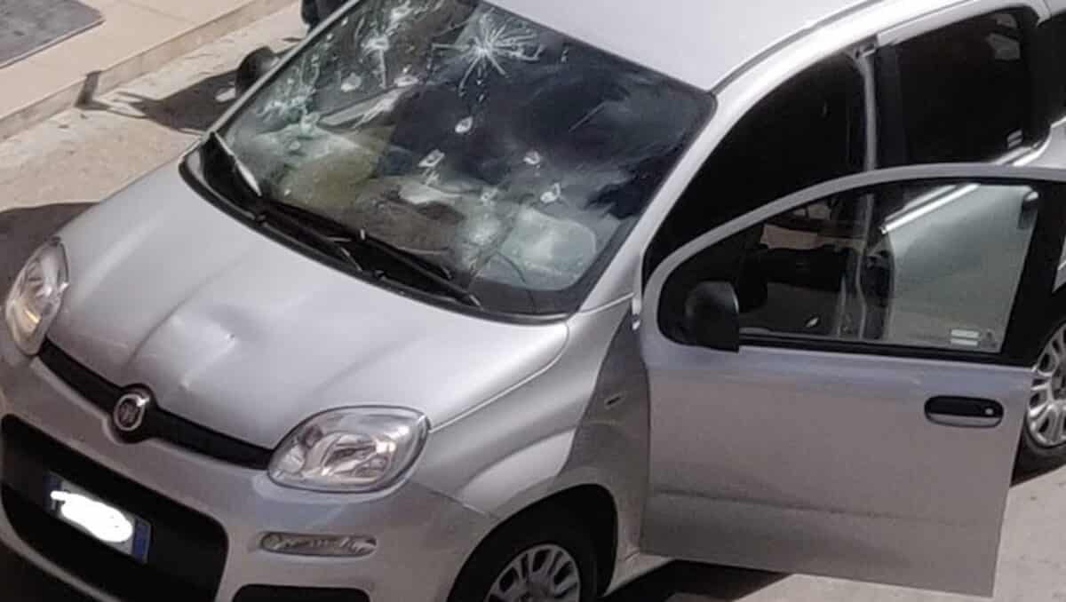 Sparatoria in via Siracusa, 8 colpi contro una Fiat Panda: ferito automobilista