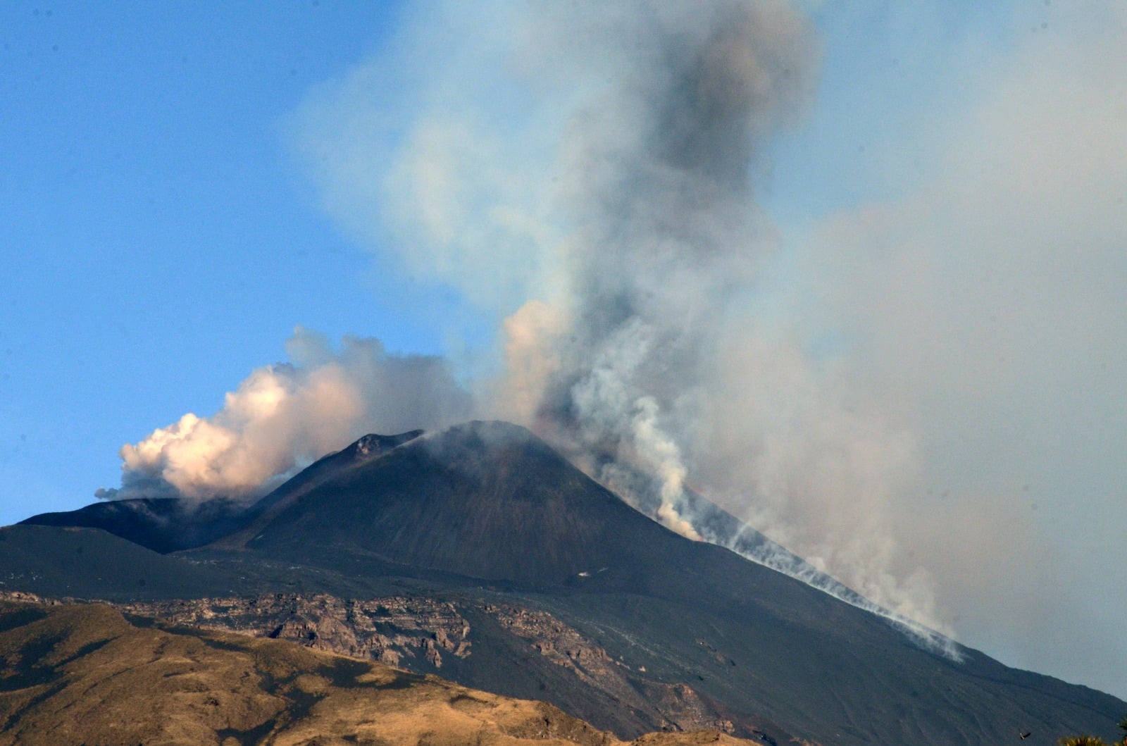 Etna, nuovi aggiornamenti dall’Ingv: trabocco lavico in corso, boati in aumento – Le FOTO