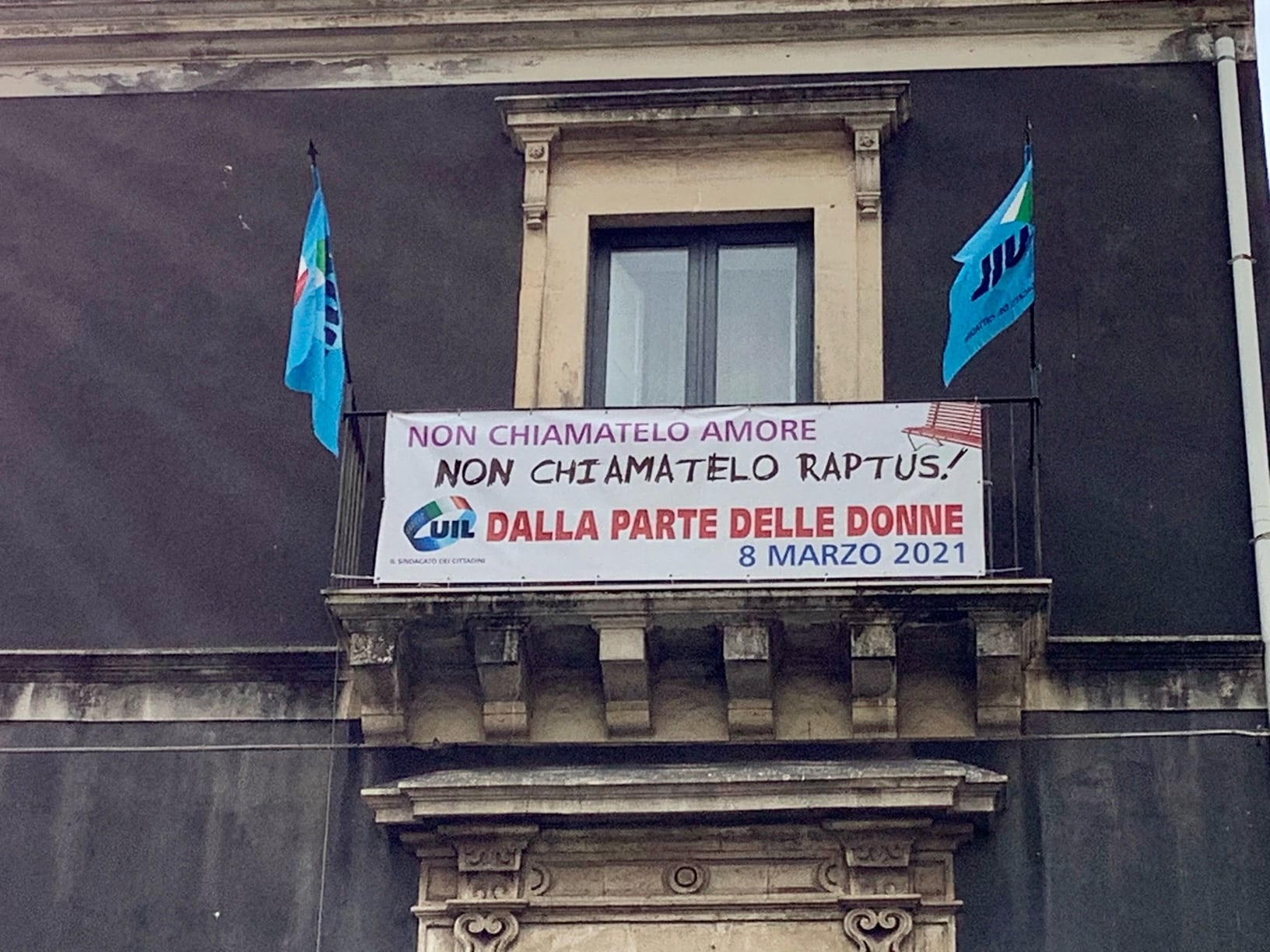 “Non chiamatelo amore. Non chiamatelo raptus!”, la Uil di Catania ricorda con uno striscione la Giornata della Donna