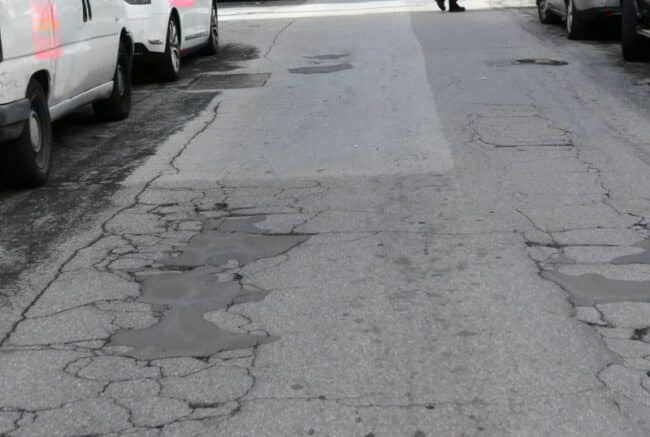 Catania, segnaletica da rifare, buche e avvallamenti nelle “zone più calde” del III Municipio: “Proteste dei cittadini”