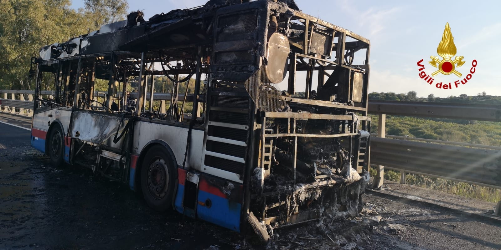 Catania, autobus Amt in fiamme sulla SS 114: paura tra i passeggeri, pompieri in azione – FOTO