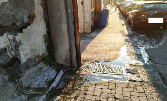 Catania, in via Carducci commercianti e scuole “convivono” con le acque reflue: “Abbiamo bisogno di un intervento” – FOTO
