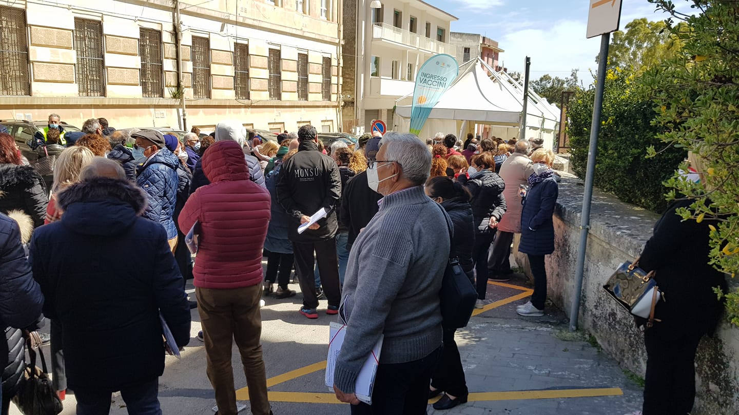 Ragusa, errore nella piattaforma convoca 300 persone in più per il vaccino: attese e proteste