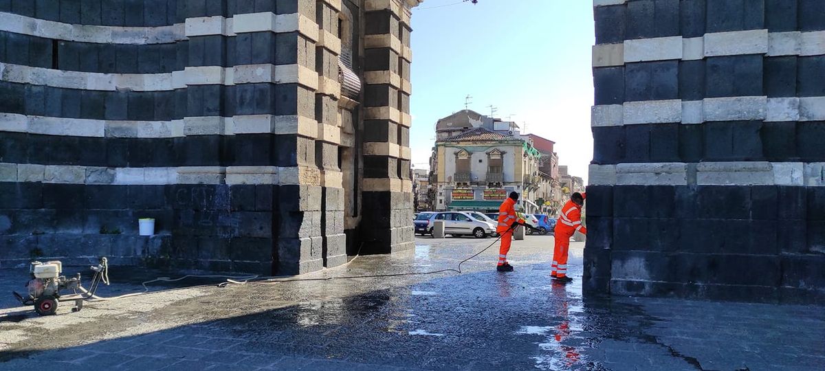 Catania, cancellate scritte e disegni da Porta Garibaldi: simboli dei clan mafiosi per delimitare le zone di spaccio