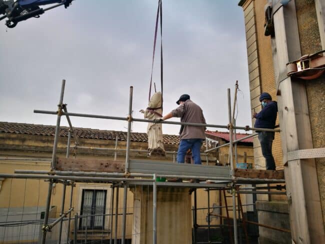 Sisma di Santo Stefano, torna al suo posto la statua di Sant’Emidio: “Momento di rilevante importanza”