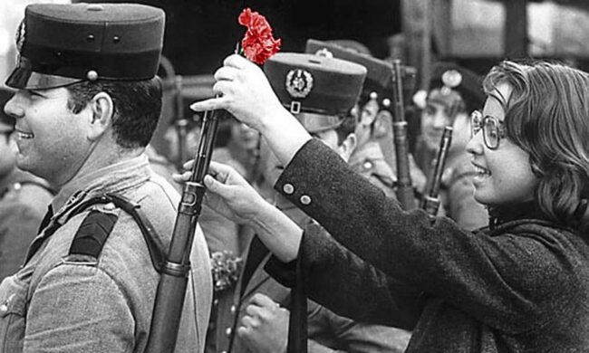 Festa del 25 aprile anche in Portogallo: il paese iberico celebra la fine del regime dittatoriale e l’entrata in vigore della Costituzione
