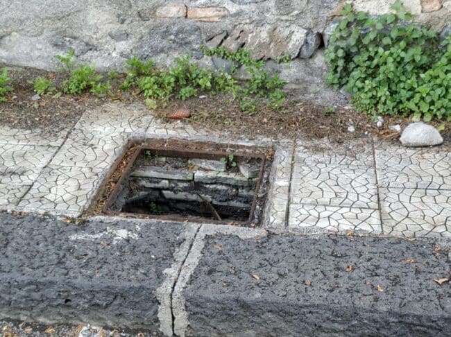 Catania, tombino divelto e pericoloso in via Santa Sofia. La denuncia del Comitato Cittadino Vulcania