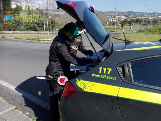 Dalla chiusura di un chiosco sino al fermo di un passeggero all’aeroporto di Catania: senza sosta i controlli delle Fiamme Gialle