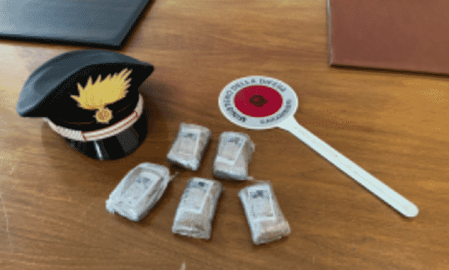 Seguono corriere della droga, lui scende dal bus con 12mila euro di hashish nello zaino: bloccato in via Carducci