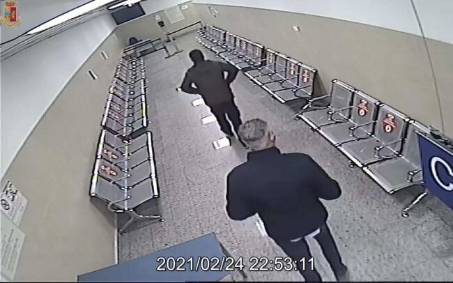 Catania, rubano smart tv dalla sala ticket del Cannizzaro: indagati due pregiudicati